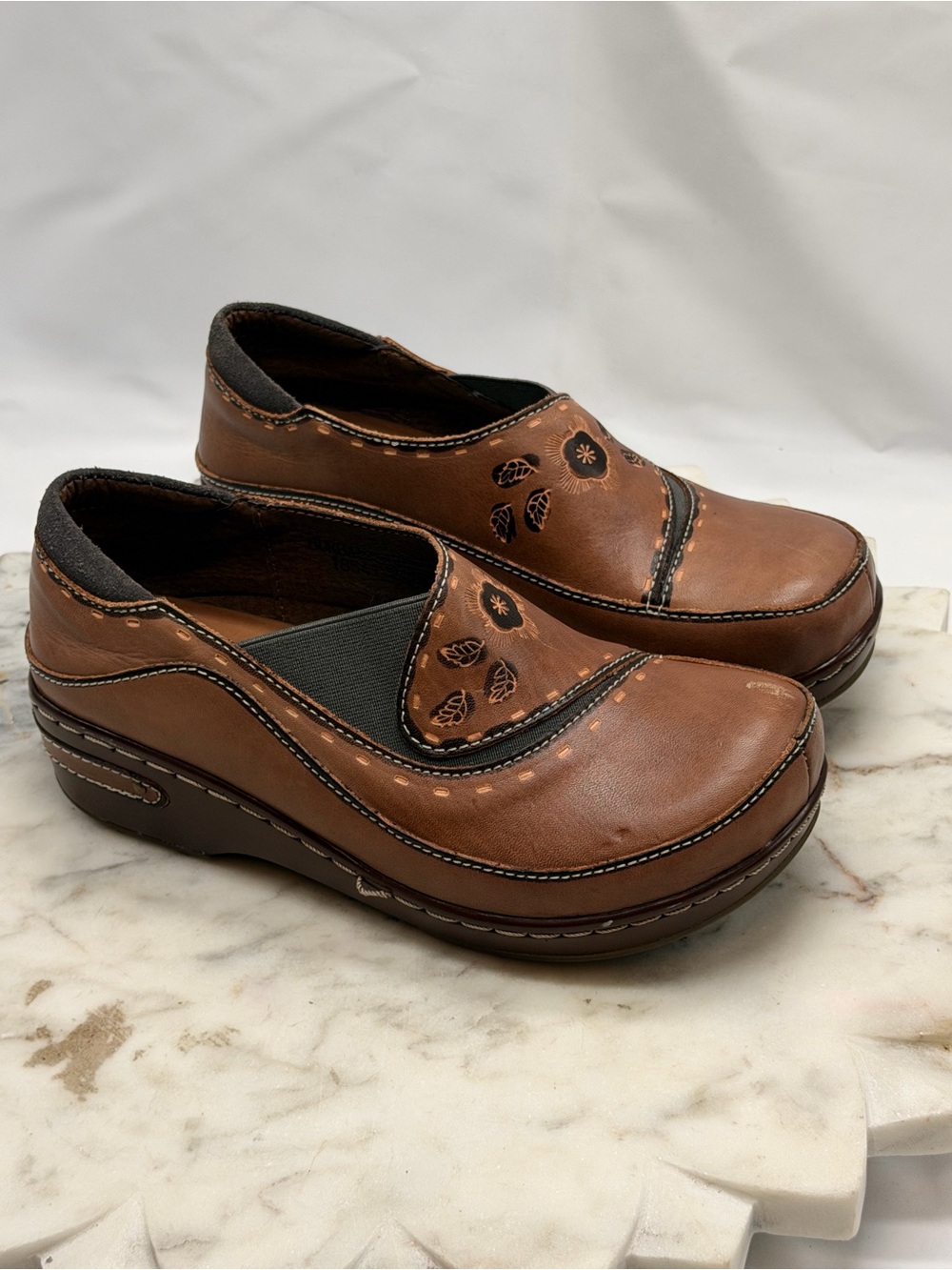 Spring Step L'Artiste Burbank Brown Leather Tooled Floral Wedge Clogs Shoes 37